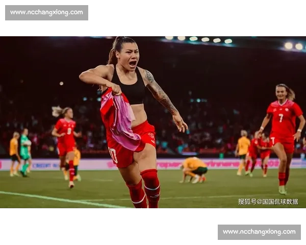 尤文女足艾丽莎 - 莱曼晒比基尼照：阳光沙滩尽显冠军风采